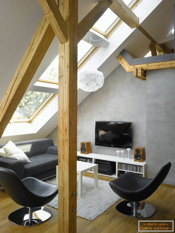 Офисът на таванския етаж в къщата е универсално решение за творчески хора.