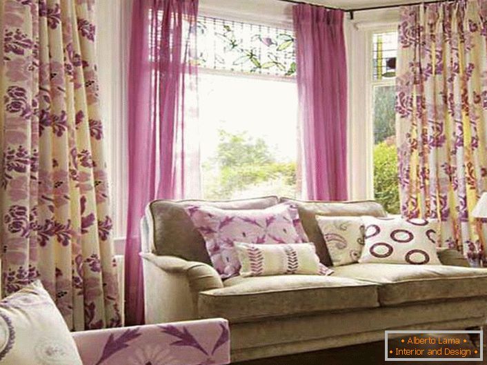 Деликатни, цветни флорални отпечатъци върху завесите - добра опция за декориране на хола в селски стил.