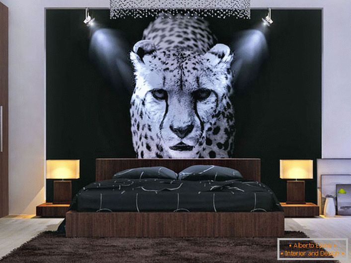 Добро дизайнерско решение за спалнята. Осветен панел с леопард в средата на целия състав.