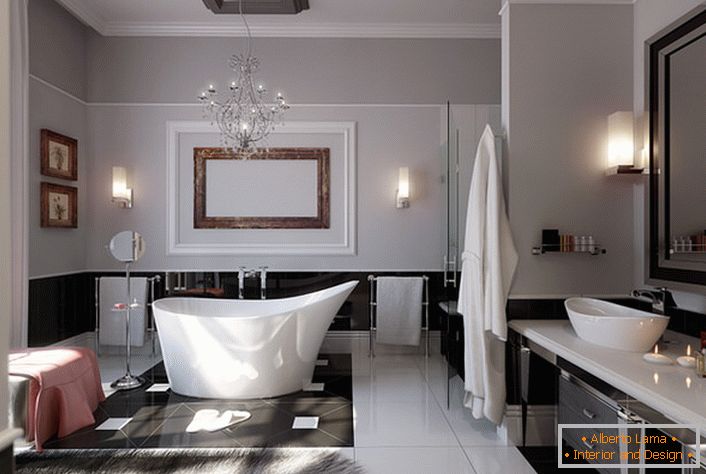 Просторна, светла баня. Тънкото дизайнерско решение може да се нарече килим от естествена вълна.