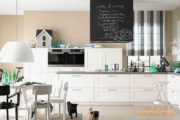 Дизайн на кухненски интериор в частна къща - черно-бяла снимка