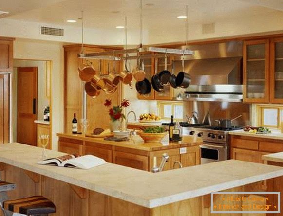 Кухненски интериор за хранене в частна къща - дизайн с дървена облицовка