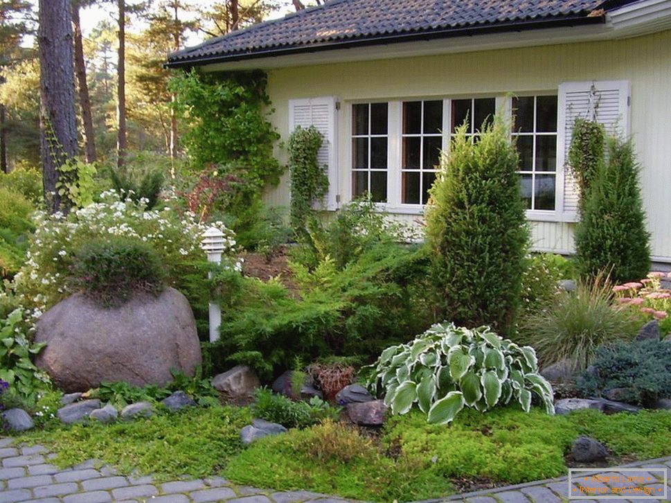 Предна градина пред къщата в японски стил