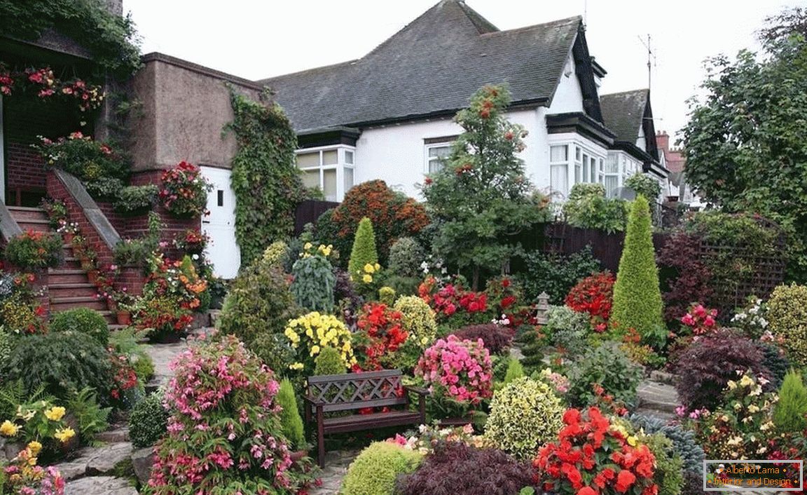 Предна градина пред къщата в романтичен стил