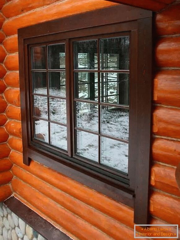 прозорци в дървена къща