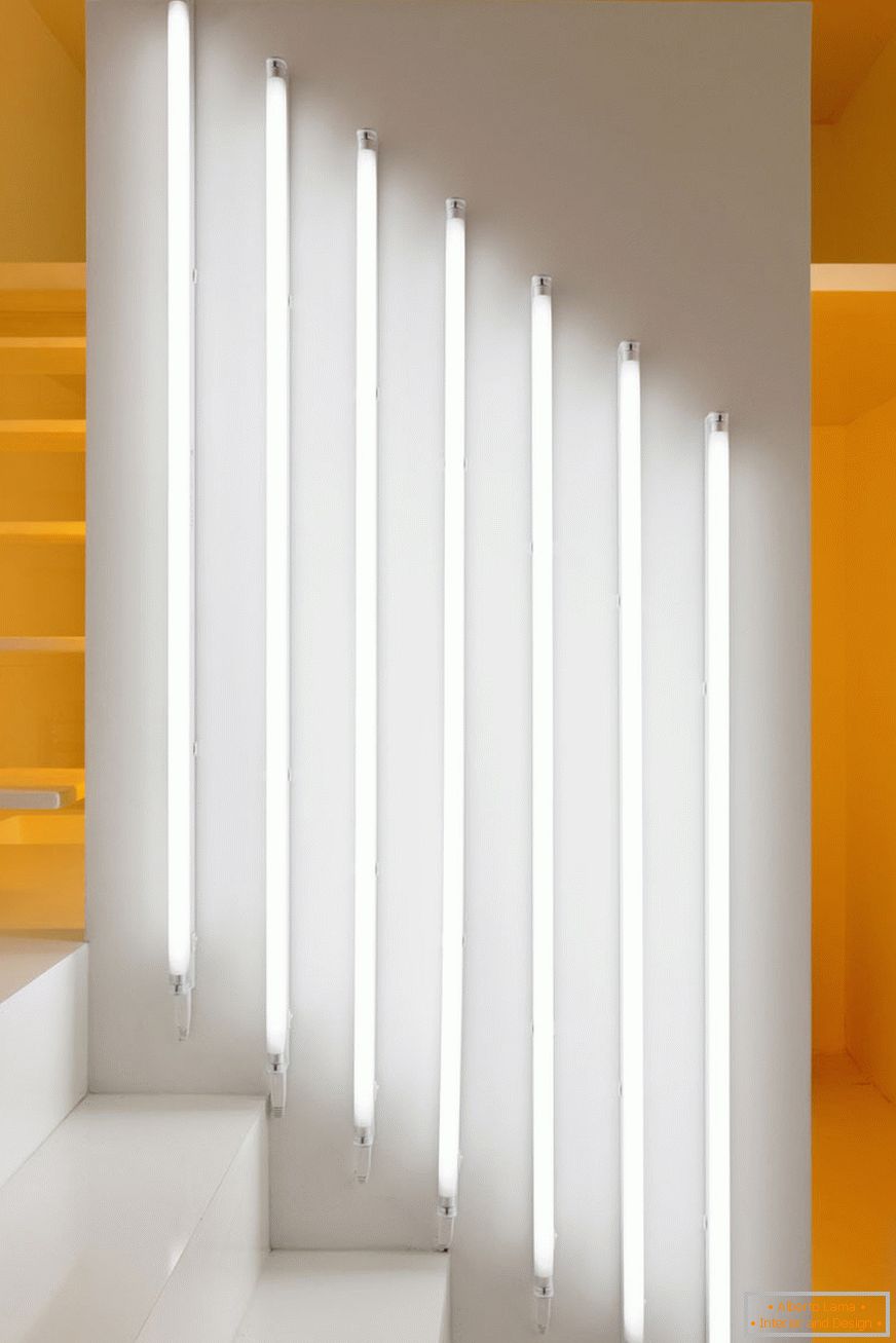 Бели вертикални лампи на стената