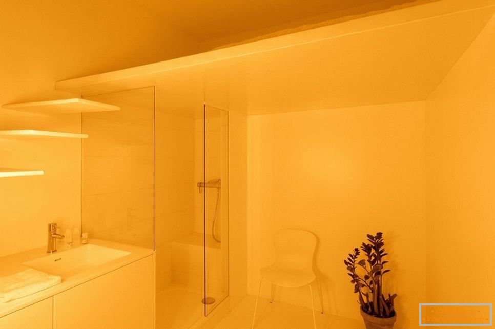 Жълтото осветление в банята