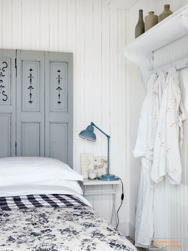 Закачалка за дрехи във вътрешността на малка спалня