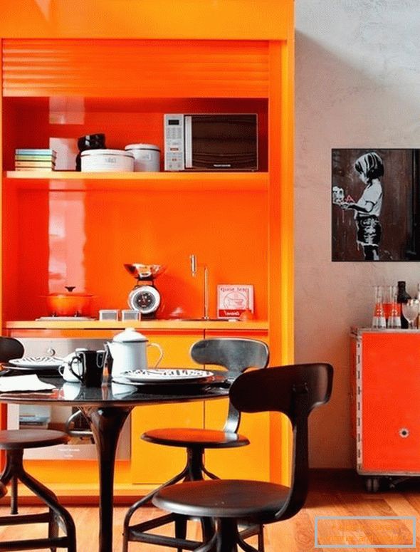 Оранжев шкаф