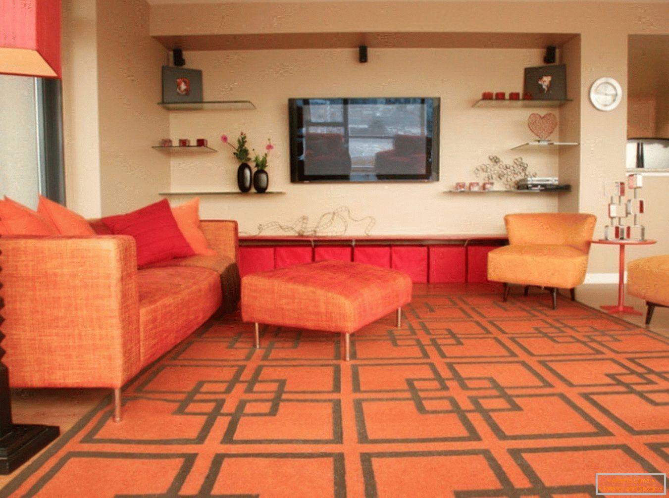 Оранжев килим и мебели