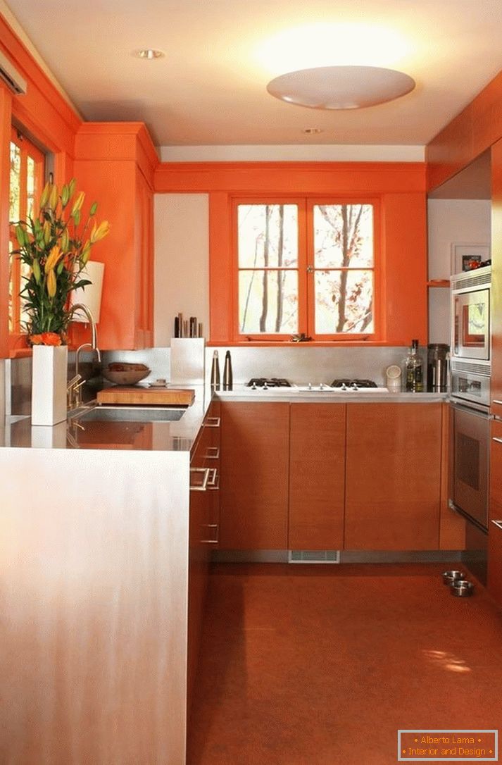Стените са боядисани в оранжев цвят