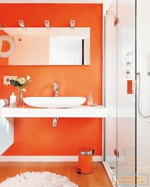 Огледало в оранжевата баня