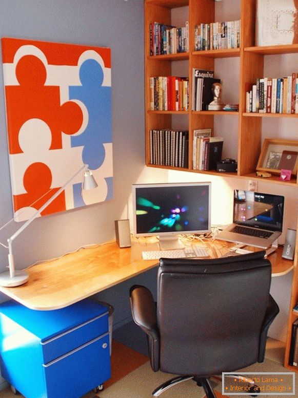 Висок кабинет за книги в офиса