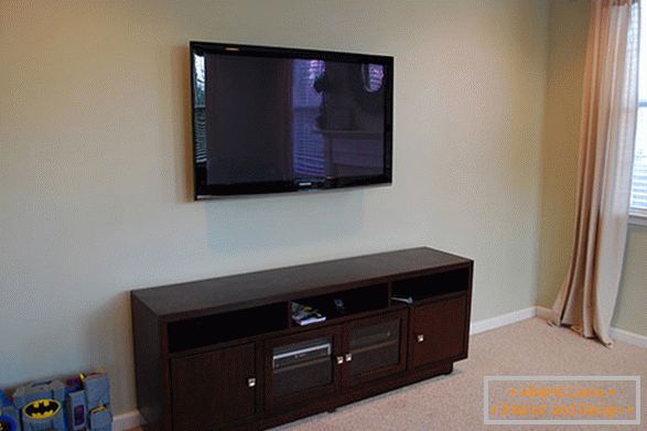 Телевизор на стената в хола