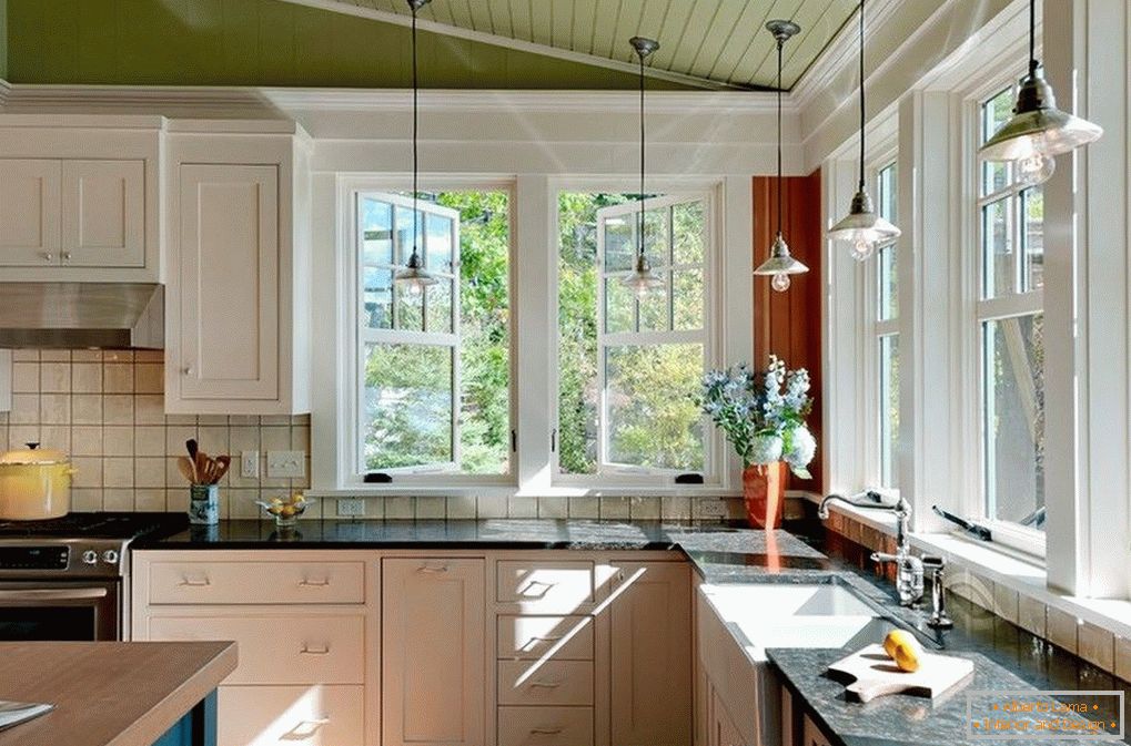 Големи прозорци в кухнята