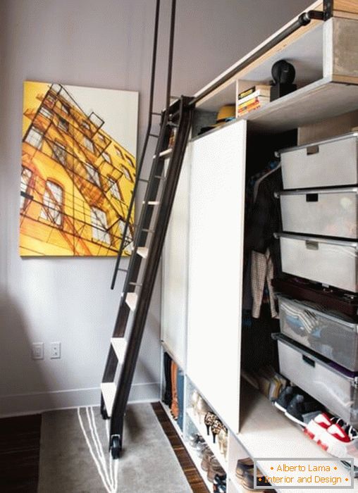 Мобилно стълбище във вътрешността на малък апартамент