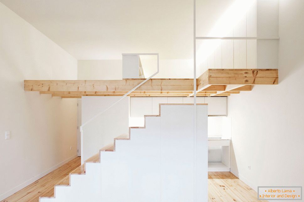 Интериор на малък студиен апартамент в светли цветове - лестница сбоку