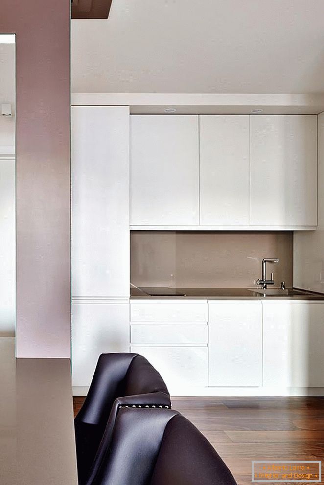 Бяла кухненска мебел в апартамент в Москва