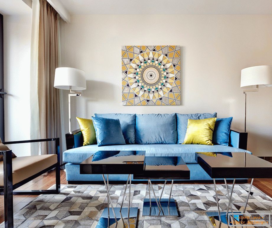 Екстравагантен син диван с жълти декоративни възглавници в хола