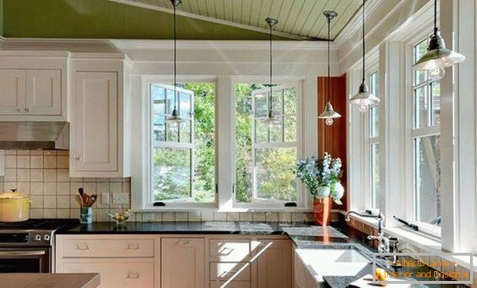 кухненски дизайн с ъглова снимка на прозореца