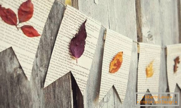 Красива венец от вестници и есенни материали