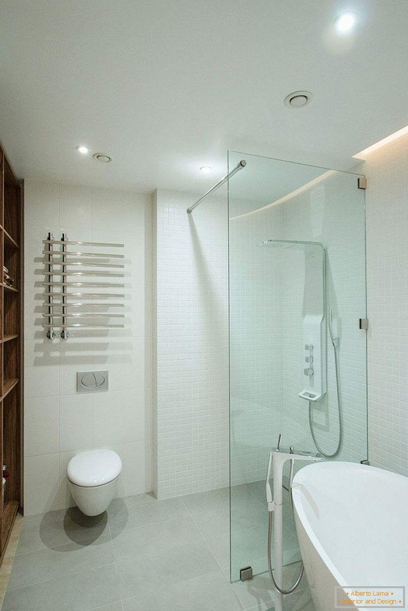 Интериорът на банята в просторен едностаен апартамент
