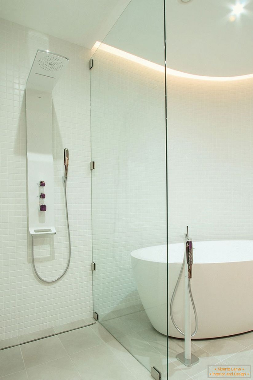 Интериорът на банята в просторен едностаен апартамент