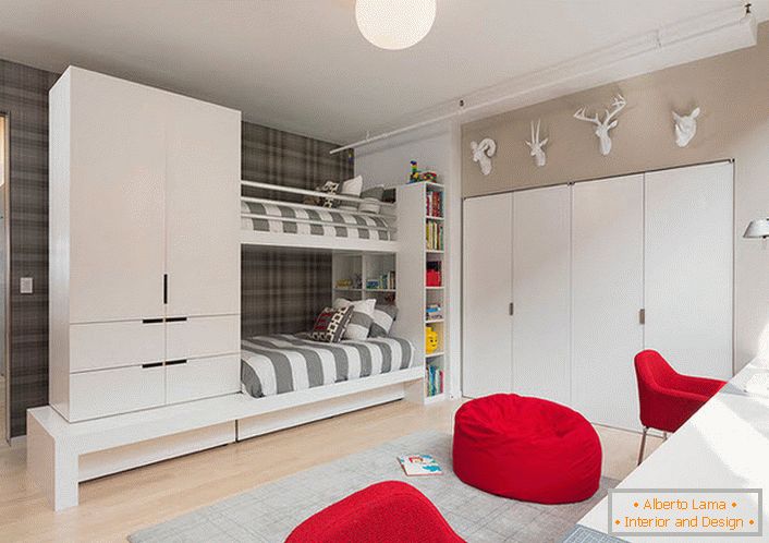 Голяма детска стая в хай-тек стил за близнаци. Вниманието привлича мебели червено и гардероб, монтирани в стената.