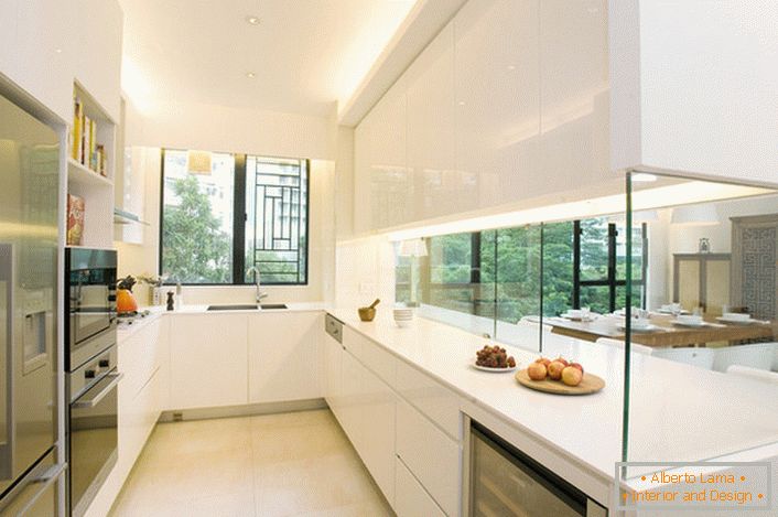 Кухнята е отделена от дневната с декоративна стъклена стена. Интересно решение за интериора в стила на здравето.