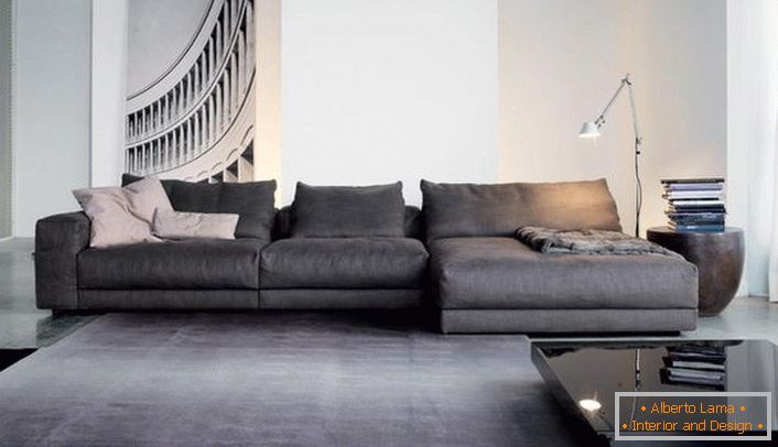 Уютни модулни дивани за интериора на хола в стила на минимализма. Мощните модулни дизайни изглаждат простотата на просторната всекидневна.