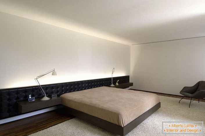Леглото с удължен мек табло пасва идеално в дизайнерския проект.