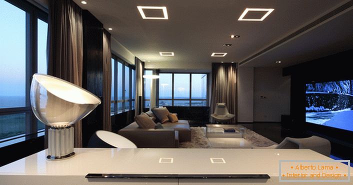 Необичайните вариации в осветлението в хола в стила на високите технологии дават достатъчно светлина.
