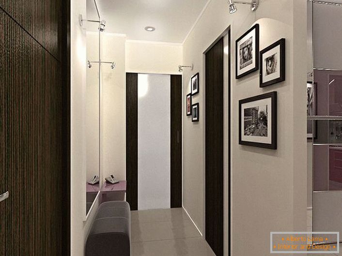 Проектно решение за тесен коридор. Декорирането в контрастни бели и тъмнокафяви цветове не само изглежда стилно, но и визуално прави стаята още.