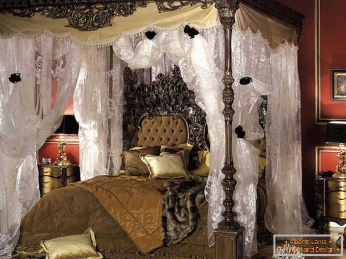 Луксозна спалня в бароков стил. В центъра на композицията има масивно легло с 4 колони. 