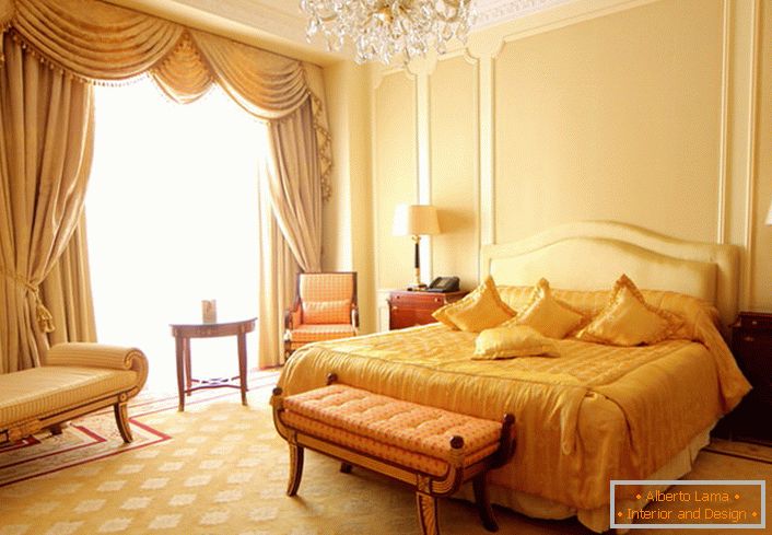 Бежова и златна спалня в бароков стил.