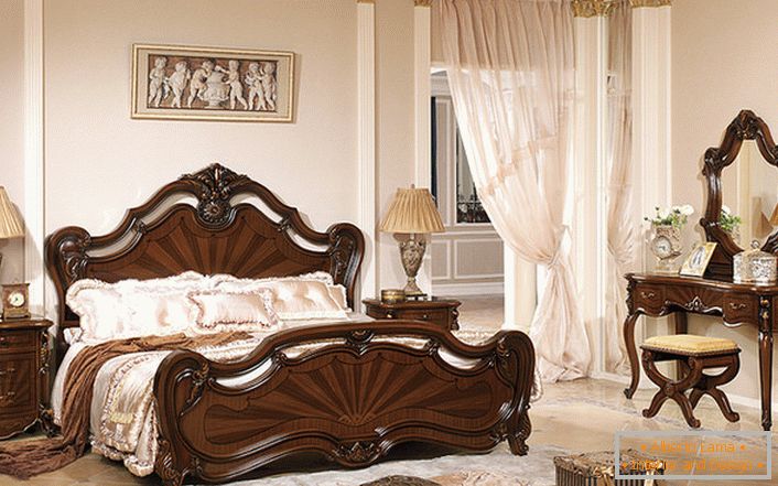 Класическият бароков стил е представен от лакирани мебели от тъмно дърво.