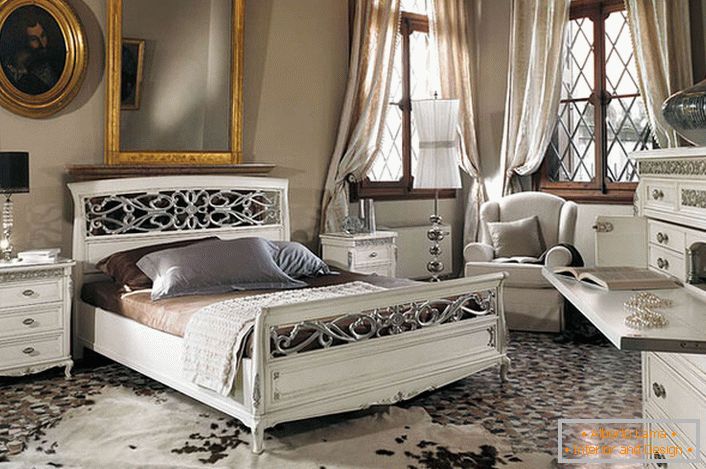 Основното изискване на бароков стил се наблюдава. В просторна спалня с високи тавани, белите дървени мебели контрастират с тъмните рамки на прозорците.