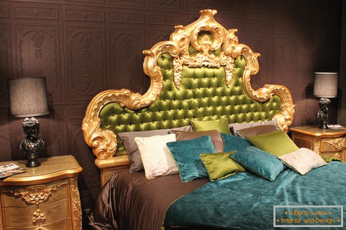 Основният елемент, който привлича окото, е високата част на леглото, облечена в копринена коприна, в златна резбова рамка.