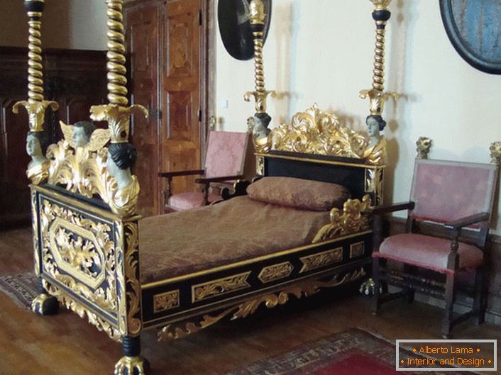 Спалня в бароков стил напоминает о временах средневековья. 