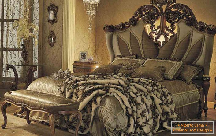 Луксозно легло в спалня за гости в бароков стил в селска къща в една от провинциите на Франция.