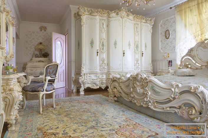 Снежанка спалня с резбовани масивни мебели от дърво. Леглото с висок табло на таблото, елегантно се вписва в интериора в бароков стил.