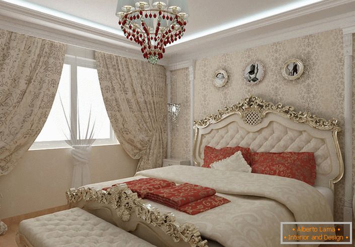 Леглото с богато украсени гръб от златен цвят се вписва добре в общата картина в бароков стил.