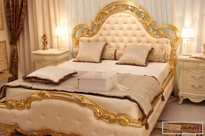 Гърбът на леглото е покрит с мека коприна в бежов цвят в съответствие с изискванията на бароков стил.