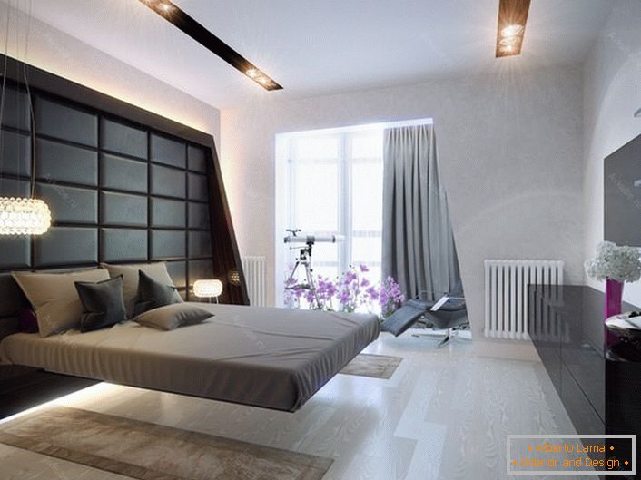 Просторна спалня в хай-тек стил. Класически цветове в дизайна на стаята: много светло, сиво и черно. Осветителна точка, многофункционална.