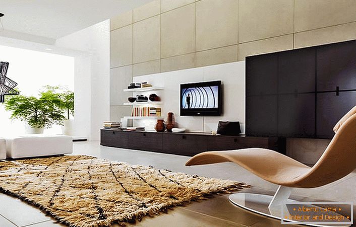 Естествен избор за всекидневната: модулен стенен шкаф и мека мебел. Специалният чип на интериора е ергономичен стол-пейка.
