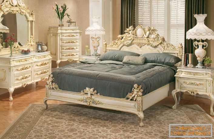 Спалнята е украсена в стила на романтизма. Основният забележителен елемент е фигурното резбово обзавеждане на мебелите.