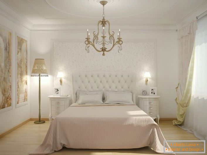 В центъра на интериора на спалнята е леглото с висок тапициран кърпа за глава. Меката тапицерия с кадифе прави атмосферата благородна и стилна.