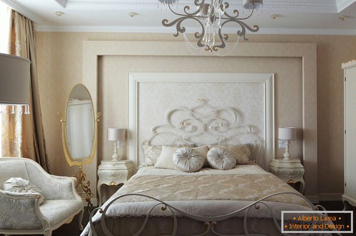 Луксозна семейна спалня в стила на романтизма е атрактивен скромен интериор в светли тонове.