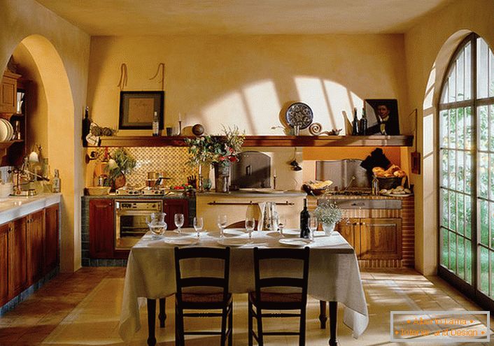 Кухнята е в селски стил с голям панорамен прозорец. Работната и трапезарията в кухнята получава максимална естествена светлина.