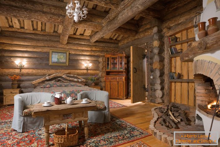 Рустична страна с голяма спалня на вила в Скандинавия. Във всеки интериор, изпълнен в селски стил, камината ще изглежда хармонично, особено от тухли. 